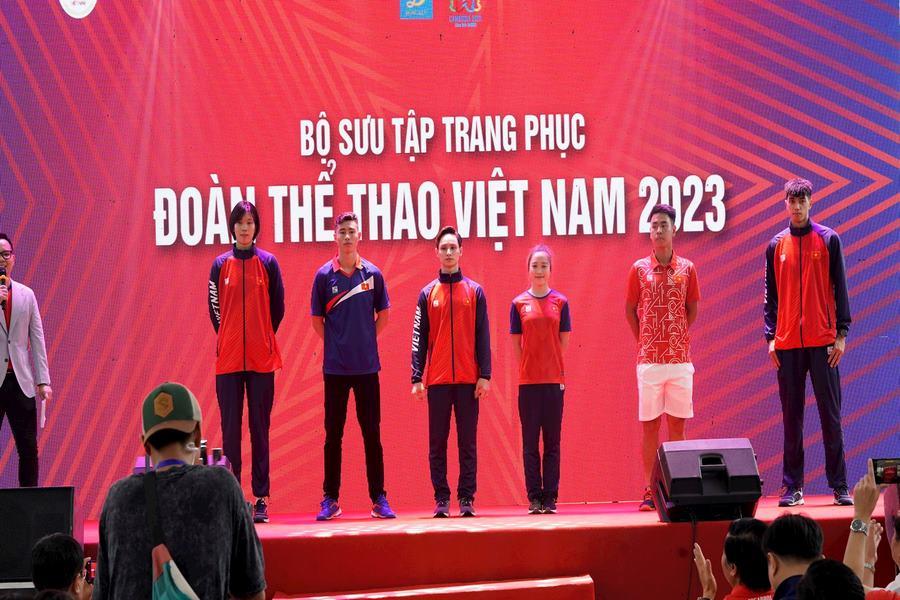 Đội tuyển Việt Nam với trang phục ấn tượng tham dự SEA Games 32