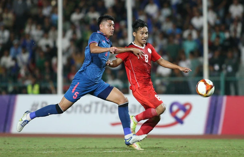 Tranh chấp bóng giữa U22 Thái Lan và U22 Indonesia 