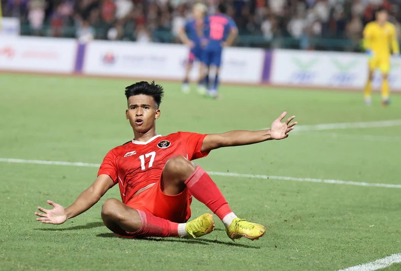 Irfan ăn mừng bàn thắng của U22 Indonesia 